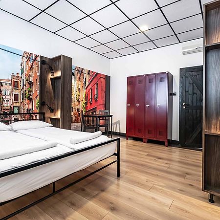 Vola Hostel Варшава Экстерьер фото