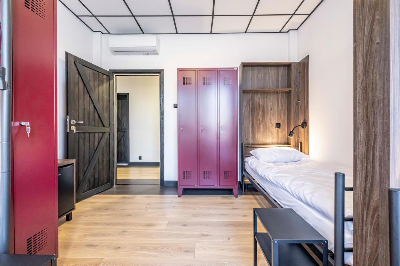 Vola Hostel Варшава Экстерьер фото