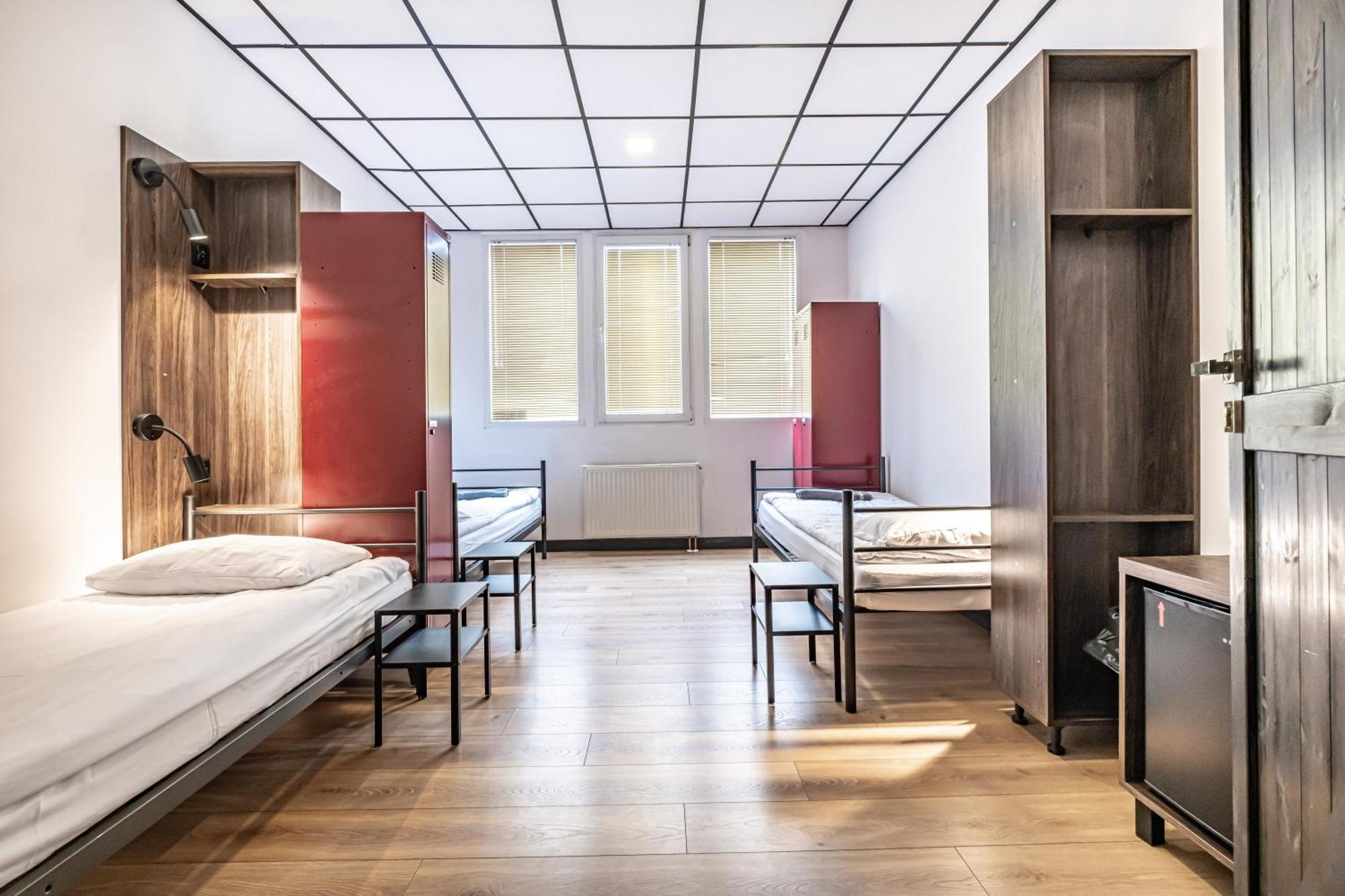Vola Hostel Варшава Экстерьер фото