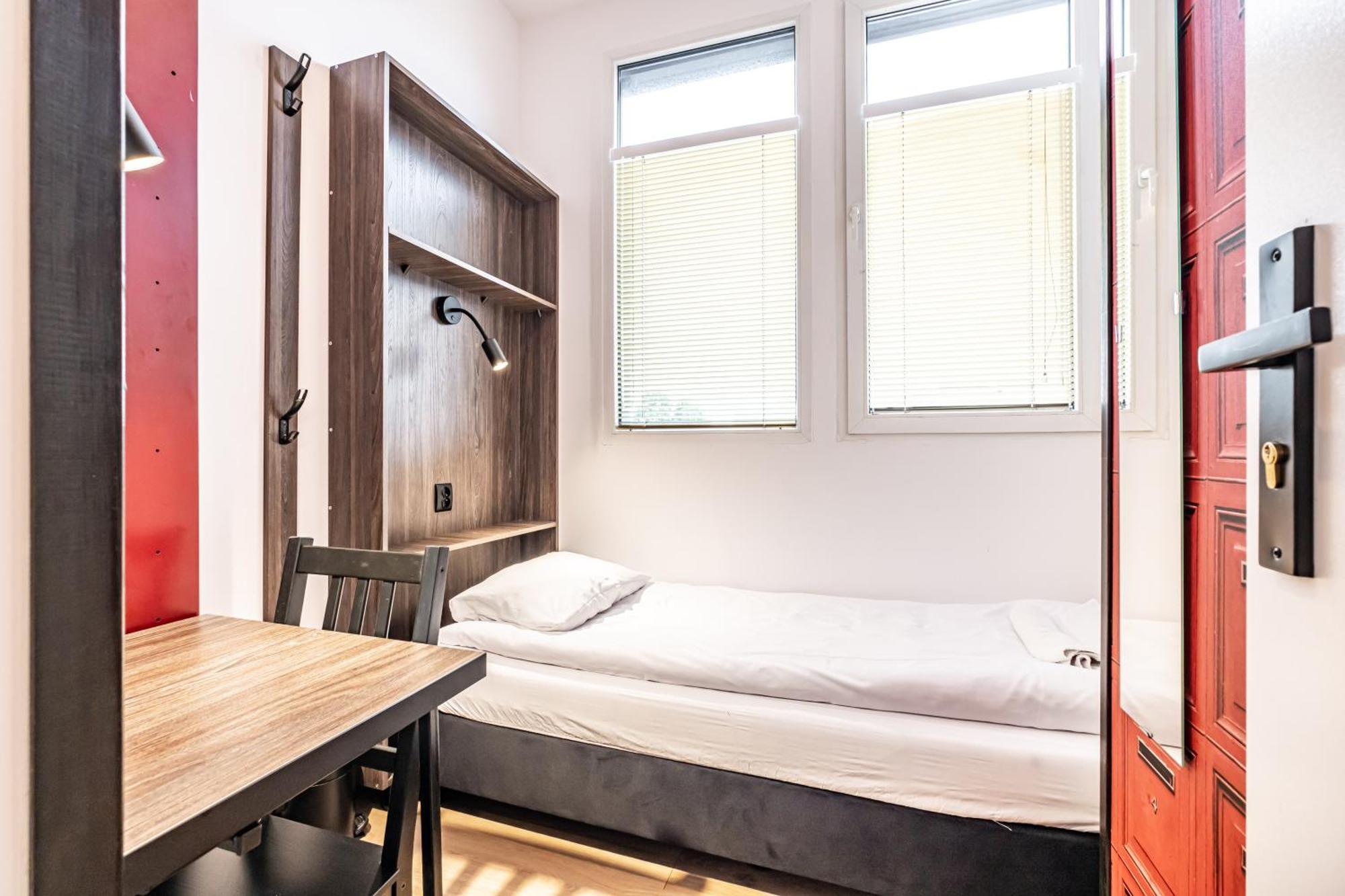 Vola Hostel Варшава Экстерьер фото