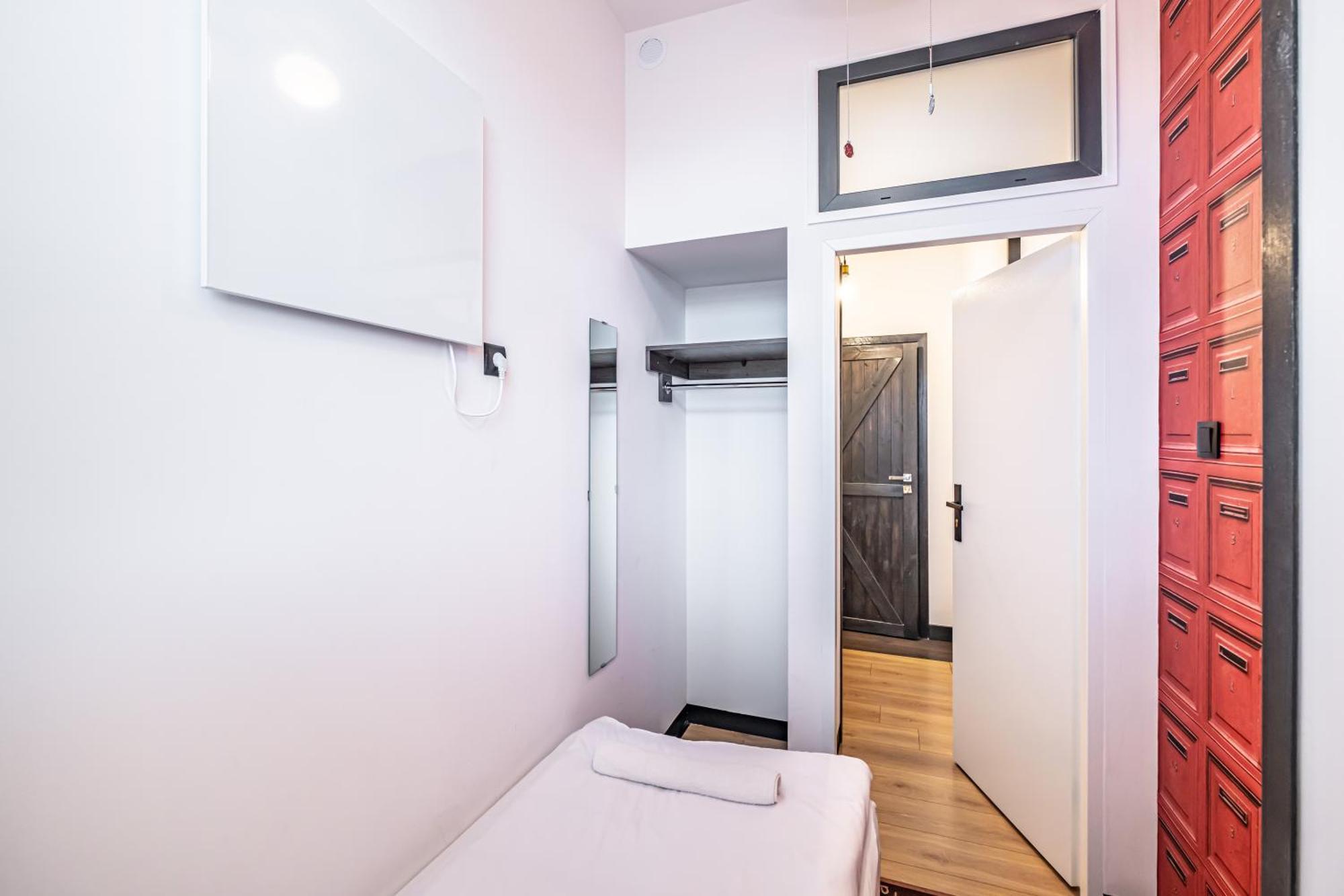 Vola Hostel Варшава Экстерьер фото
