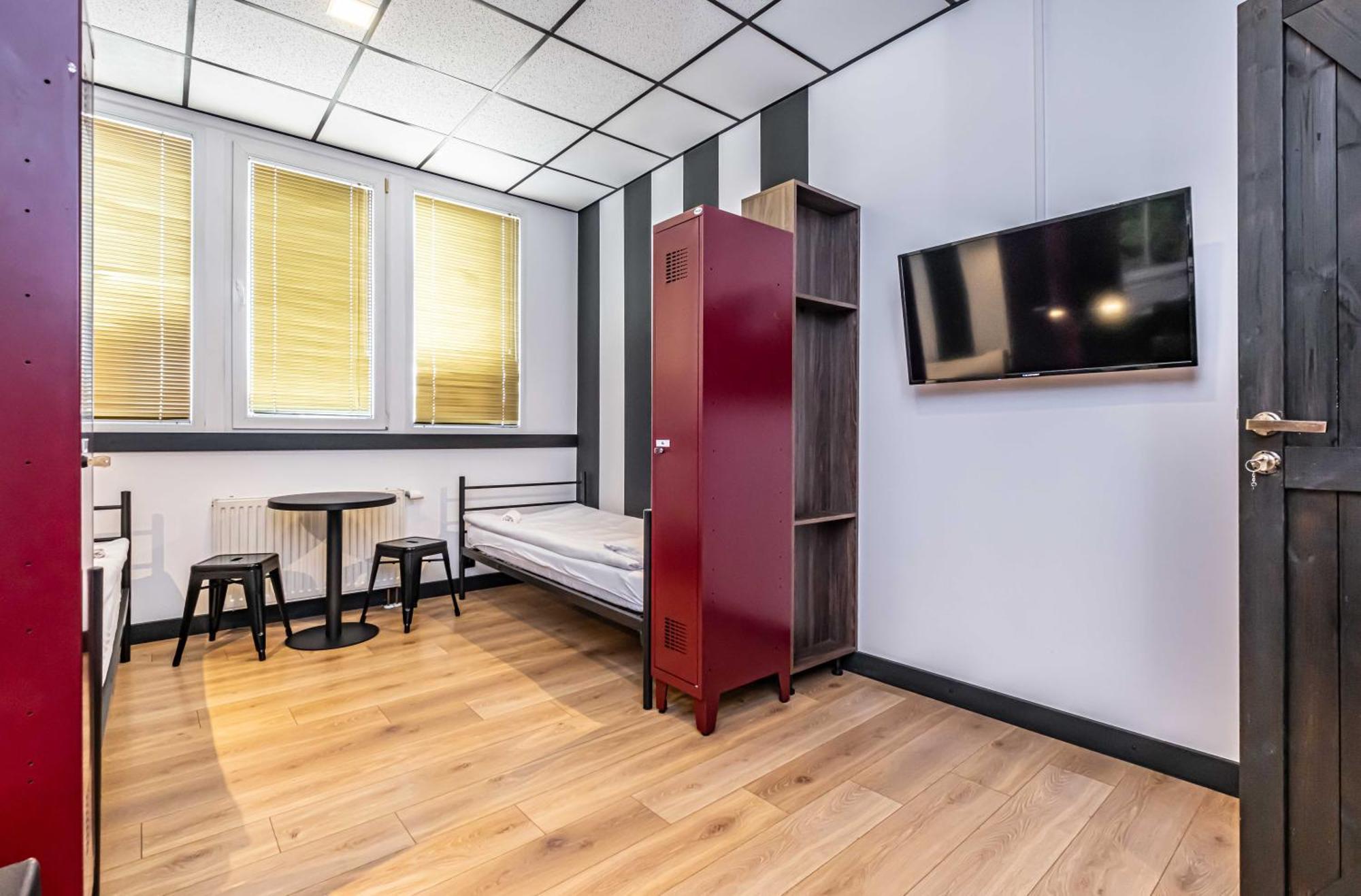 Vola Hostel Варшава Экстерьер фото
