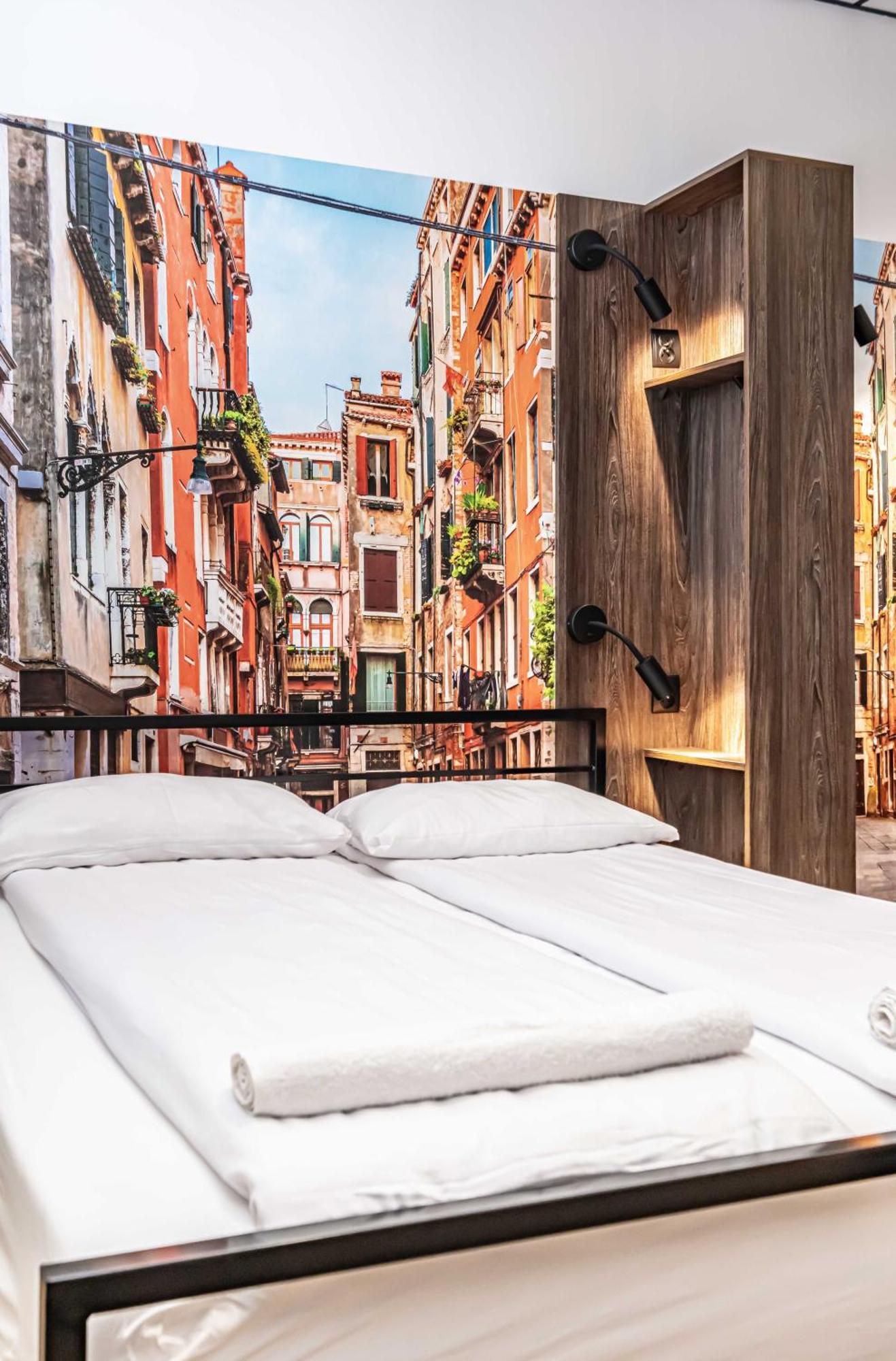 Vola Hostel Варшава Экстерьер фото