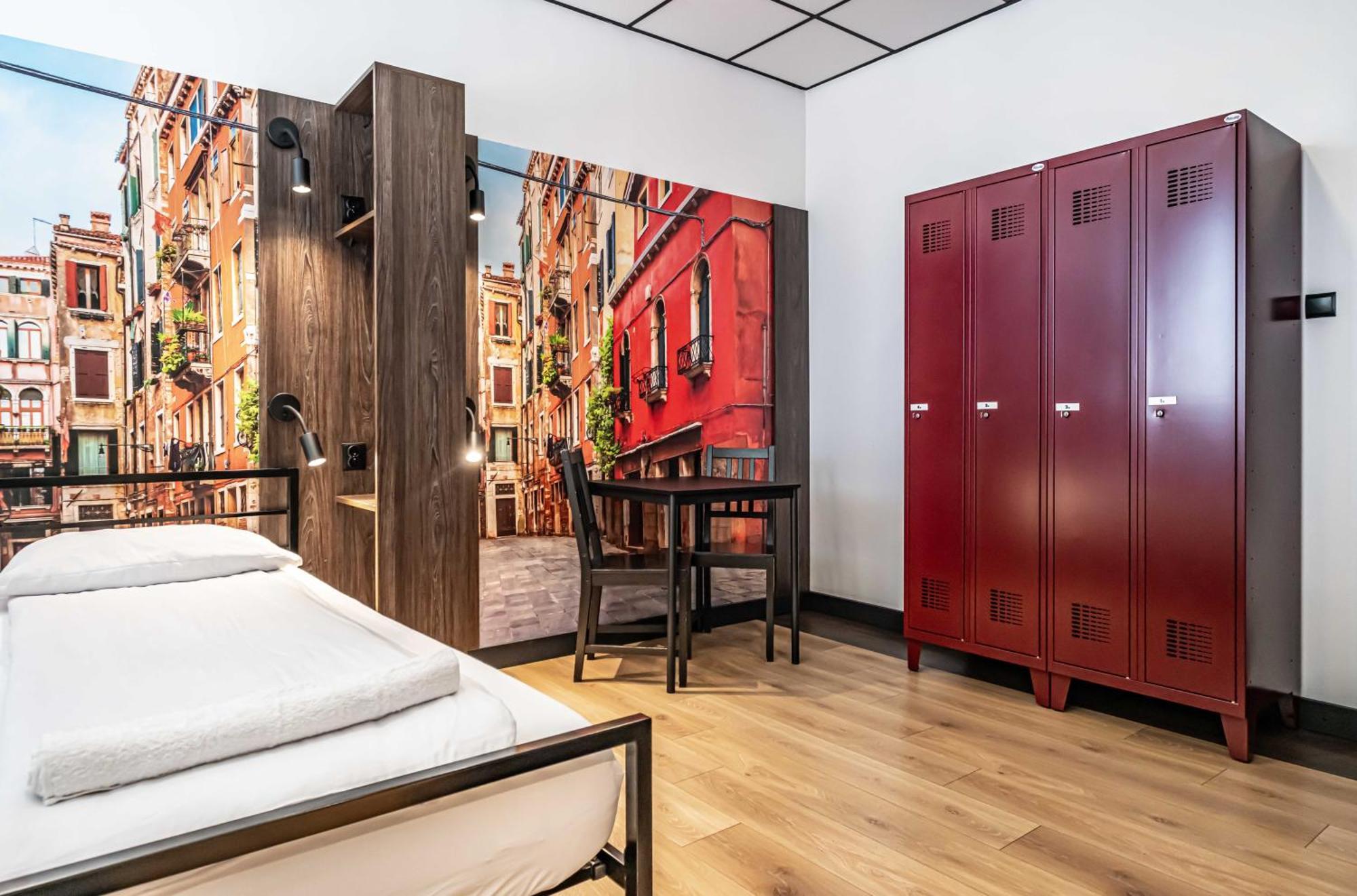 Vola Hostel Варшава Экстерьер фото