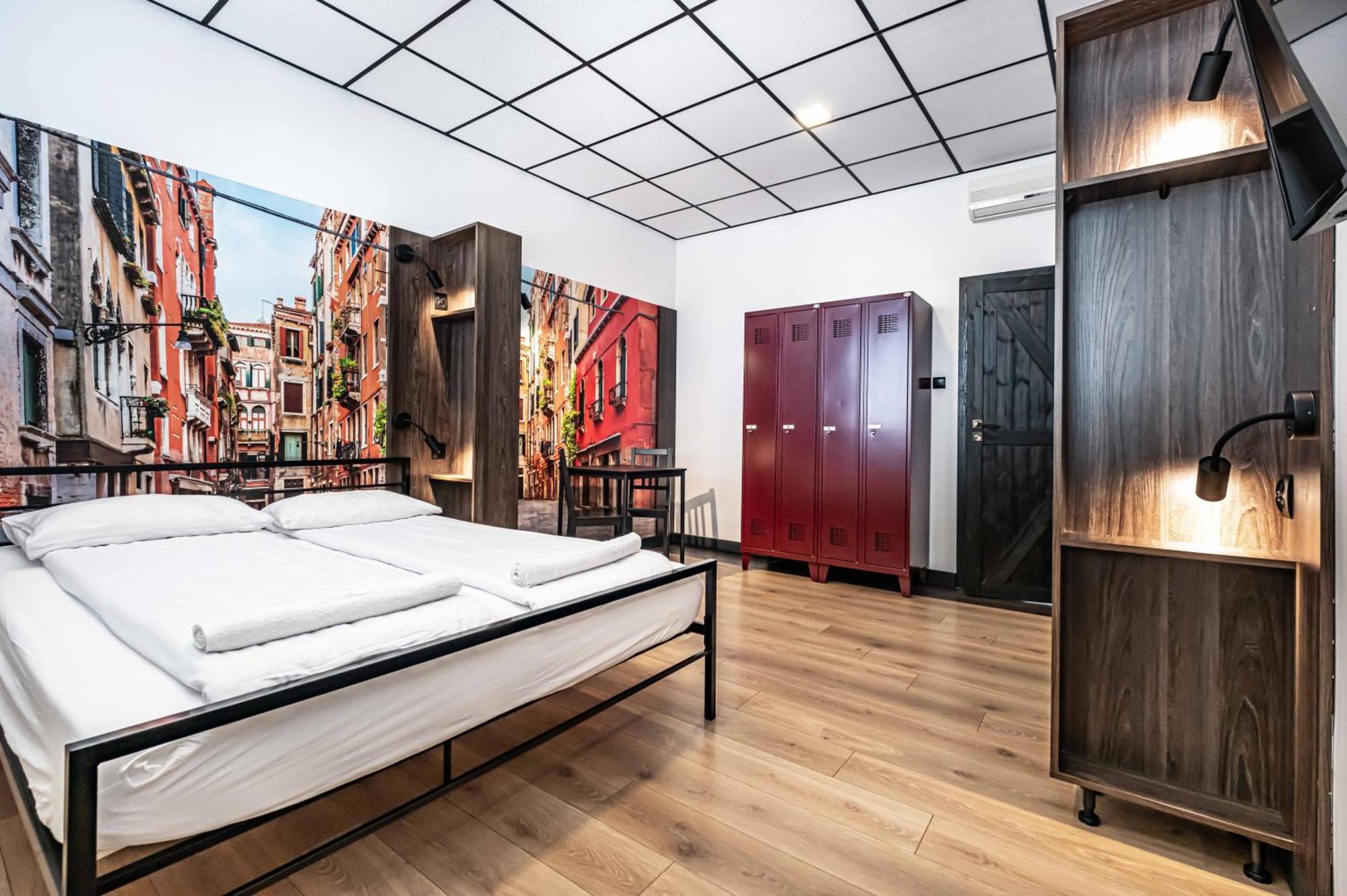 Vola Hostel Варшава Экстерьер фото