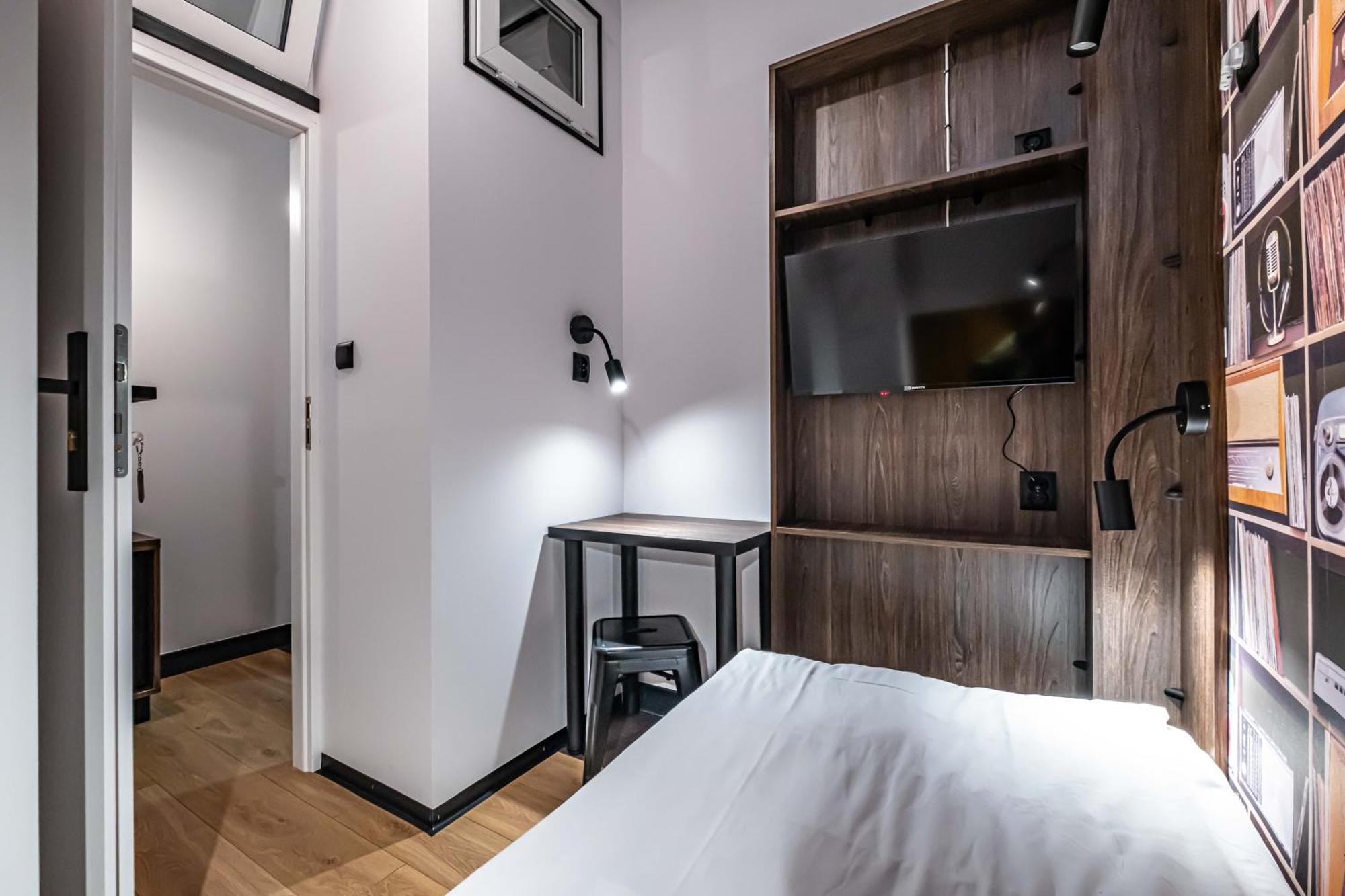Vola Hostel Варшава Экстерьер фото