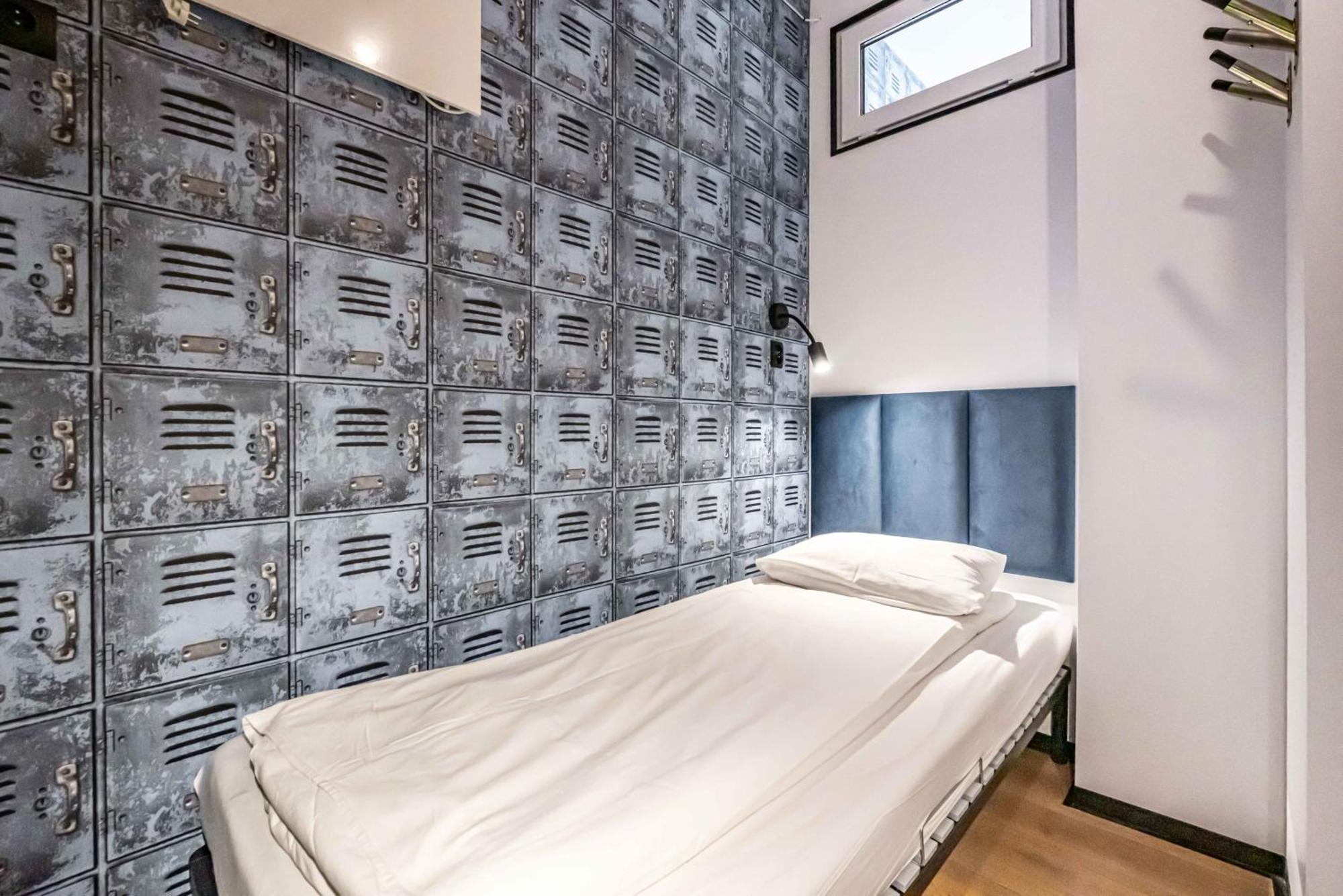 Vola Hostel Варшава Экстерьер фото