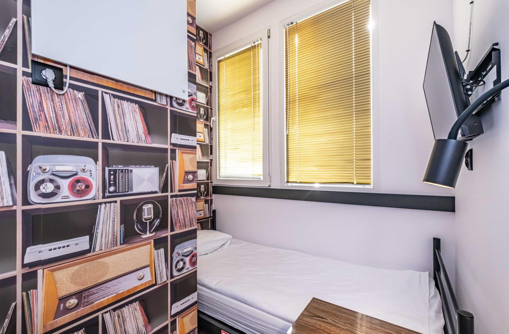 Vola Hostel Варшава Экстерьер фото