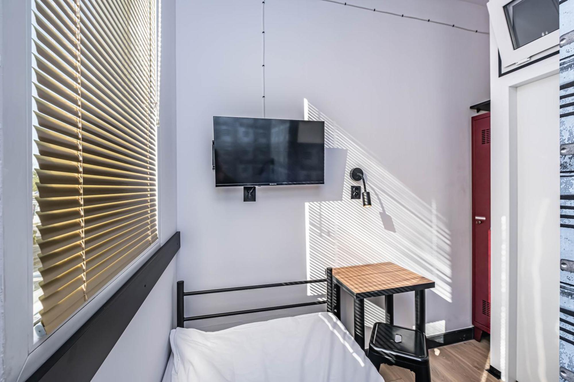 Vola Hostel Варшава Экстерьер фото