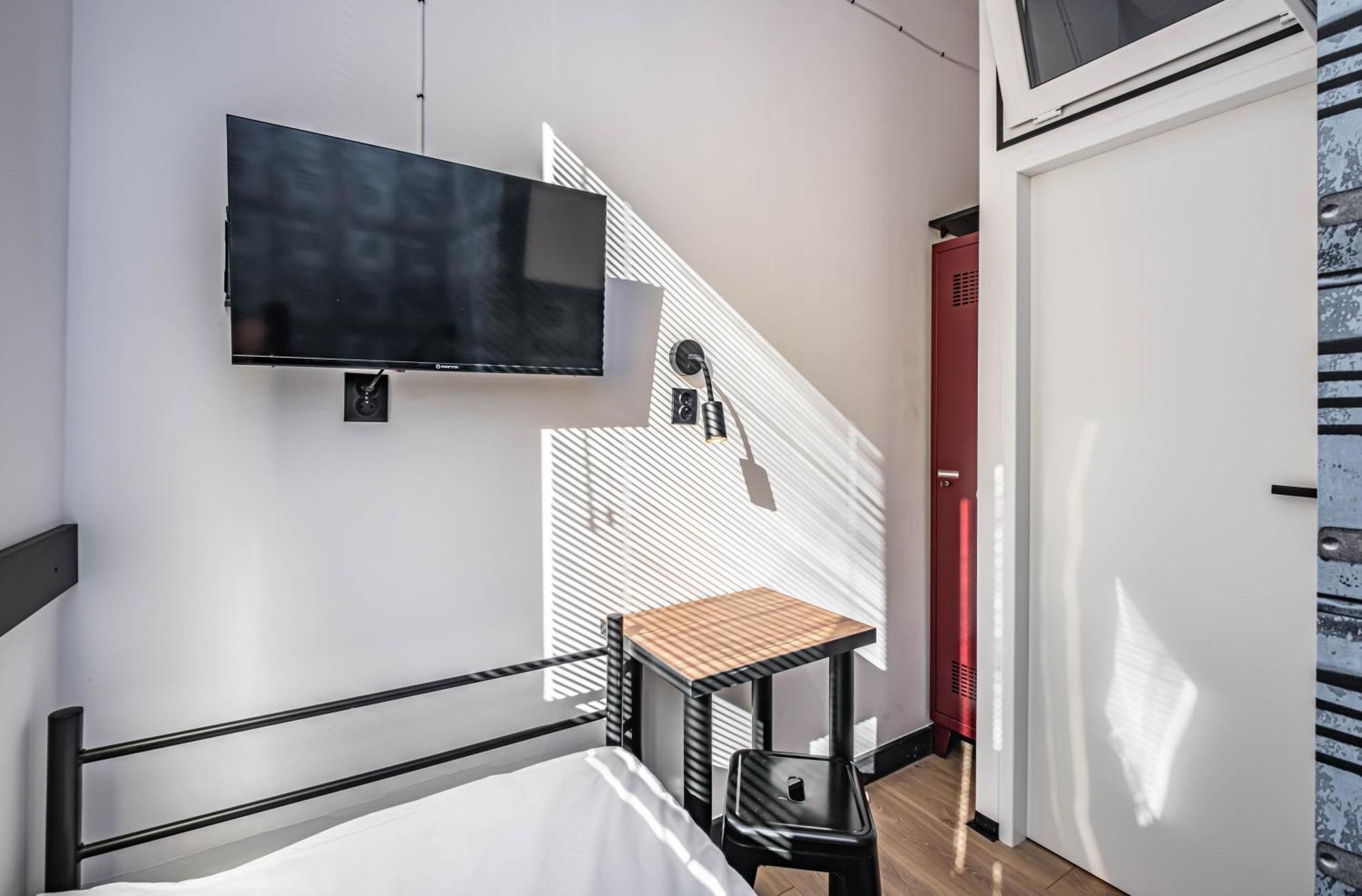 Vola Hostel Варшава Экстерьер фото